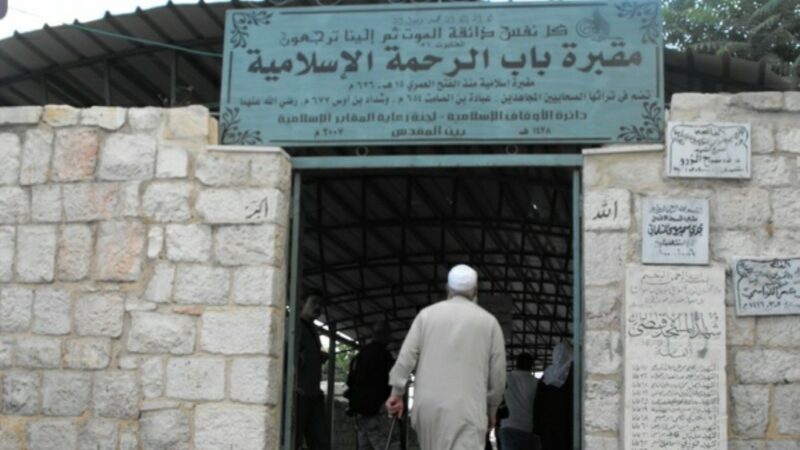 عشرات المستوطنين يقتحمون مقبرة باب الرحمة قرب المسجد الأقصى