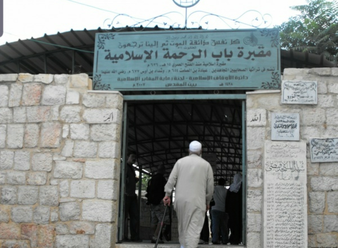 عشرات المستوطنين يقتحمون مقبرة باب الرحمة قرب المسجد الأقصى