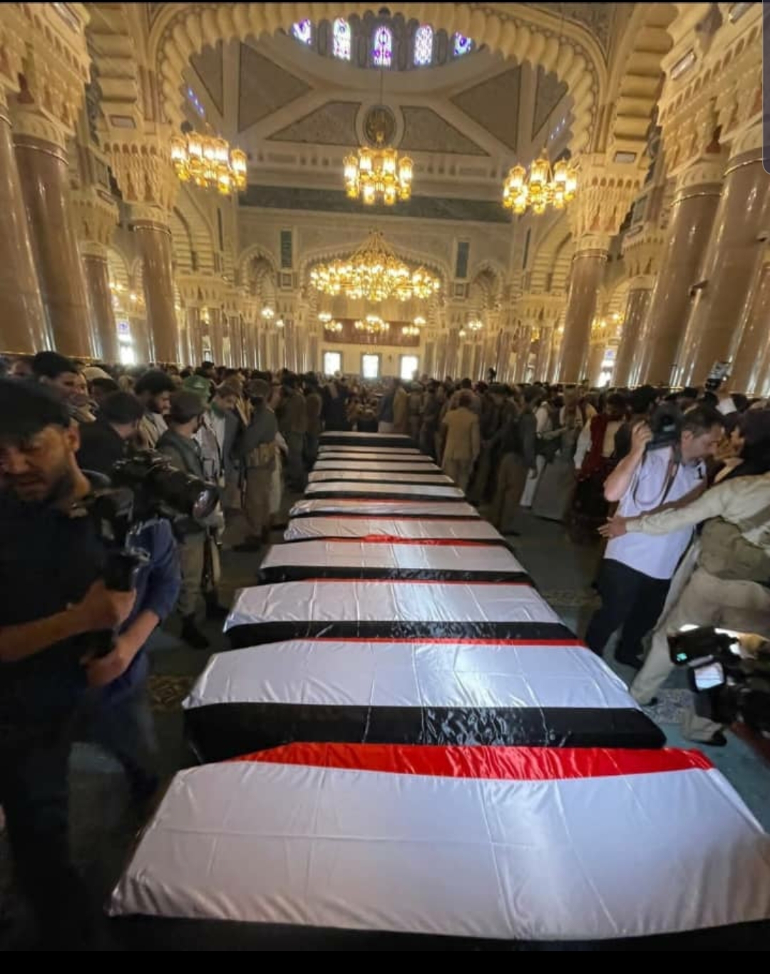 تشييع رسمي وشعبي مهيب لشهداء الوطن المجاهد أحمد الرهوي ورفاقه من الوزراء