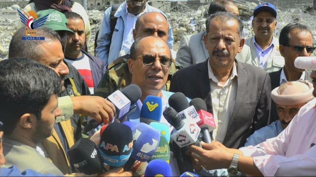 وقفة احتجاجية بمسرح جريمة العدوان الإسرائيلي على صحيفتي 26 سبتمبر واليمن