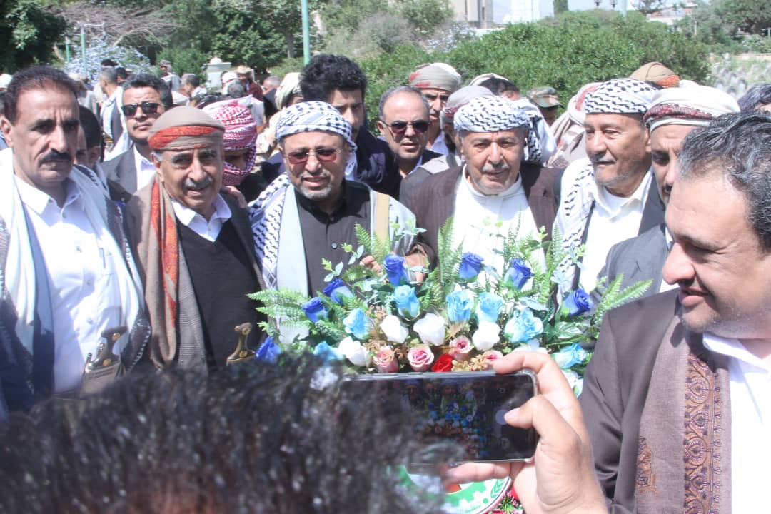 قيادة تنظيم التصحيح يضعون اكليلا من الزهور على ضريح الرئيس الشهيد ابراهيم الحمدي وأخيه عبدالله الحمدي