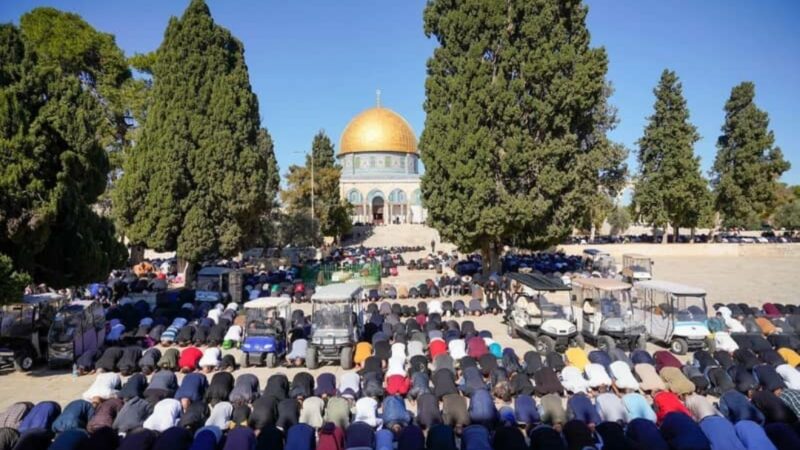 عشرات آلاف الفلسطينيين يؤدون صلاة الجمعة في المسجد الأقصى المبارك