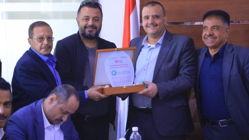 مدير مؤسسة بروج يكرّم القائم بأعمال وزير الاقتصاد والصناعة والاستثمار تقديرًا لدعمه للمعارض الإنتاجية