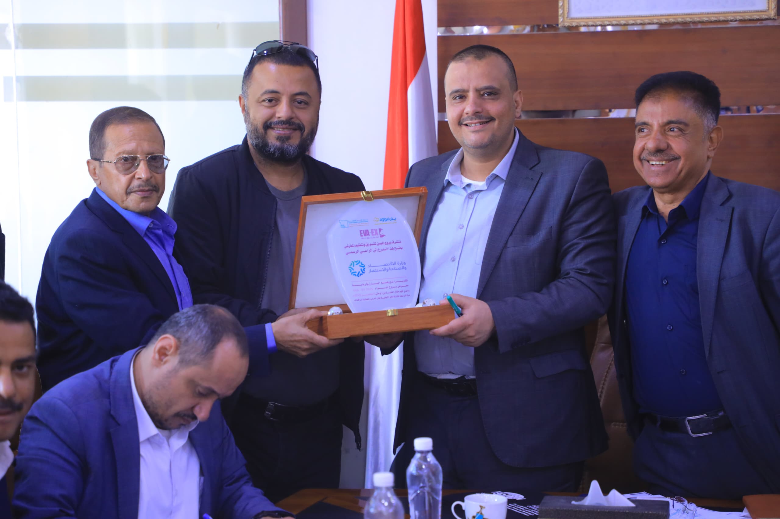 مدير مؤسسة بروج يكرّم القائم بأعمال وزير الاقتصاد والصناعة والاستثمار تقديرًا لدعمه للمعارض الإنتاجية