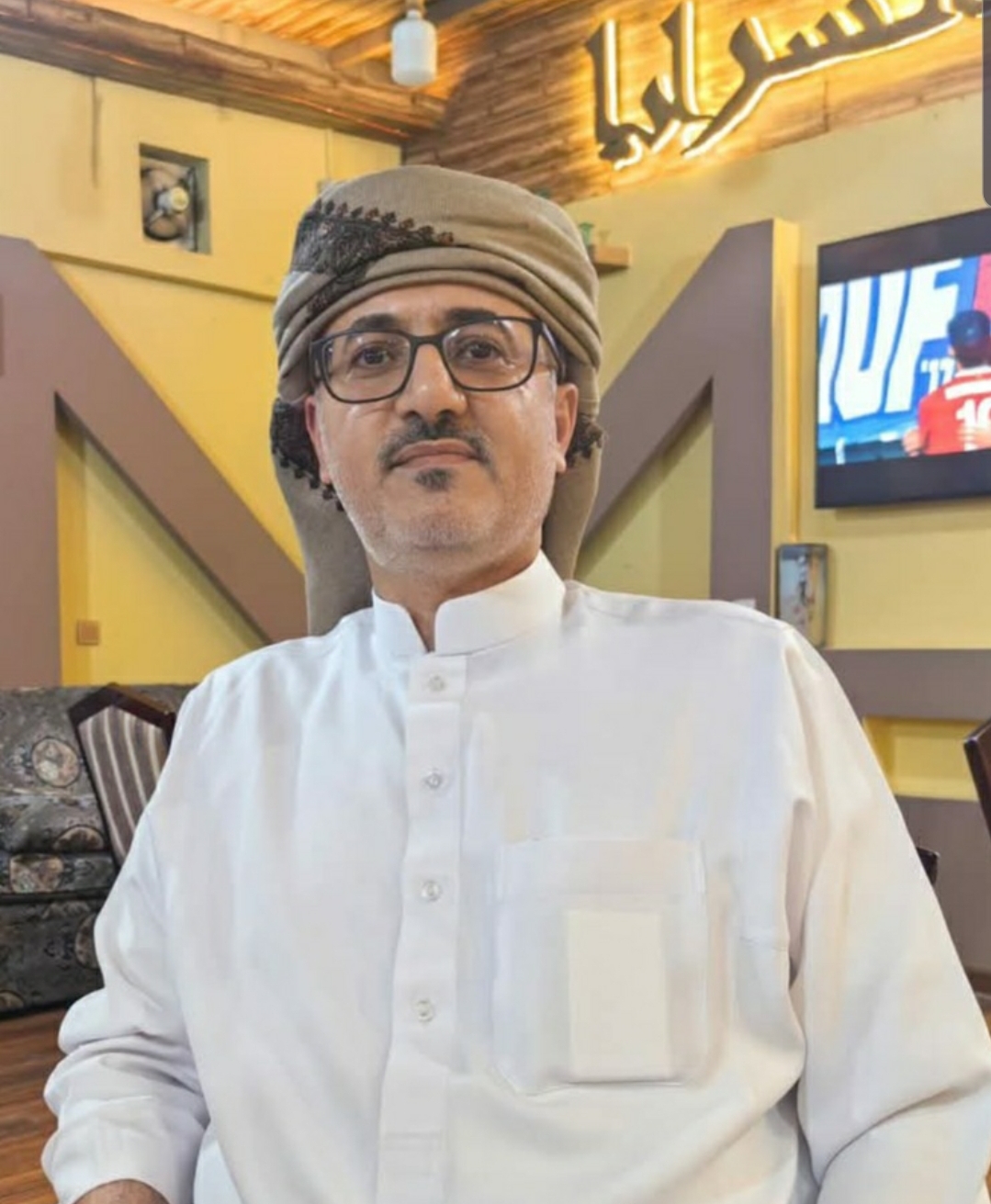 وصول الشيخ عبدالفتاح القهالي إلى أرض الوطن بعد سنوات من الأسر