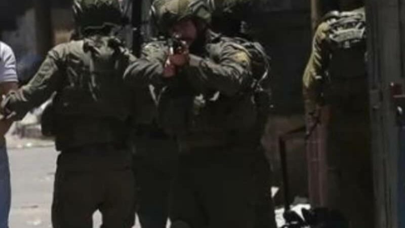 قوات العدو الاسرائيلي تواصل اقتحاماتها واعتقالاتها في مدن الضفة