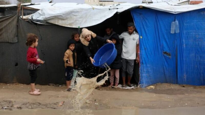 النازحين في غزة يواجهون البرد القارس وسيول الأمطار أغرقت مخيماتهم ..