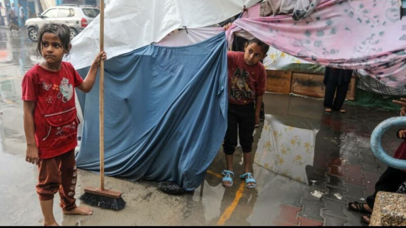 ابناء غزة .. يُقتلون بالبرد ويُشرّدون تحت المطر