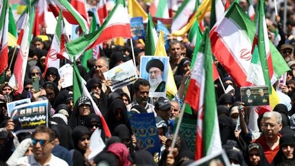 خامنئي : الحشود الشعبية أفشلت مخططات الأعداء ورسائل تحذير من أي اعتداء خارجي