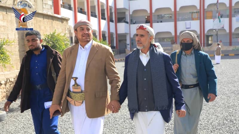 العلامة مفتاح وحمود عباد يقومان بزيارة الى مدرسة الشهيد إبراهيم الحمدي بمديرية شعوب