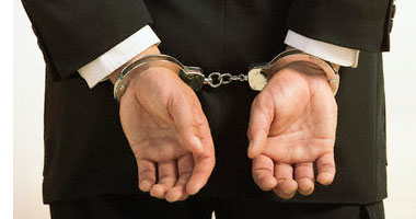 مدير أمن الحديدة يوجّه بالقبض على قاضٍ ومحامين أثناء نزولهم الميداني لمعاينة ارض محل دعوى مستعجله