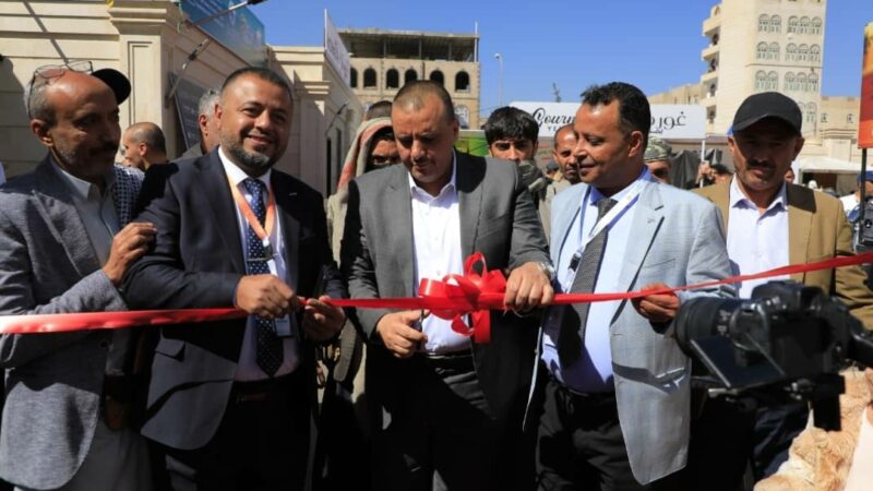 القائم بأعمال وزير الاقتصاد يفتتح معرض بروج الاستهلاكي 2026