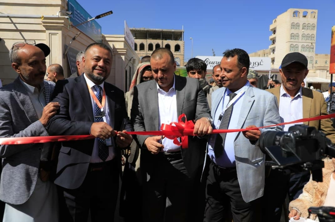 القائم بأعمال وزير الاقتصاد يفتتح معرض بروج الاستهلاكي 2026