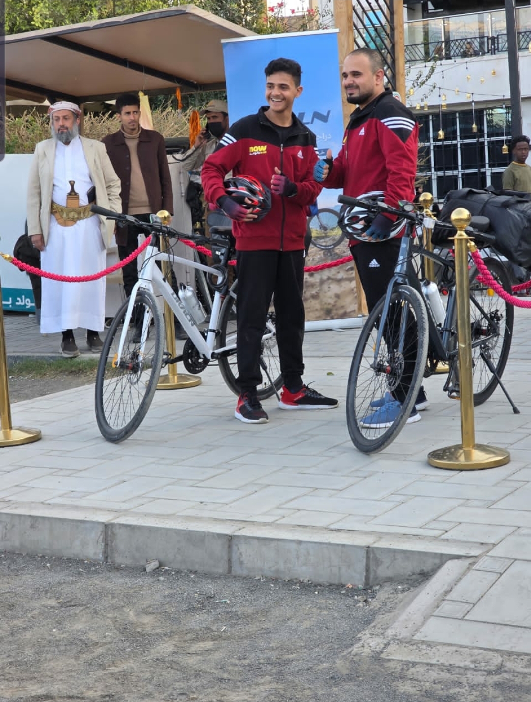 الشقيقان العنسي ينطلقان اليوم برآ من صنعاء الى المكسيك لحضور مونديال كأس العالم 2026