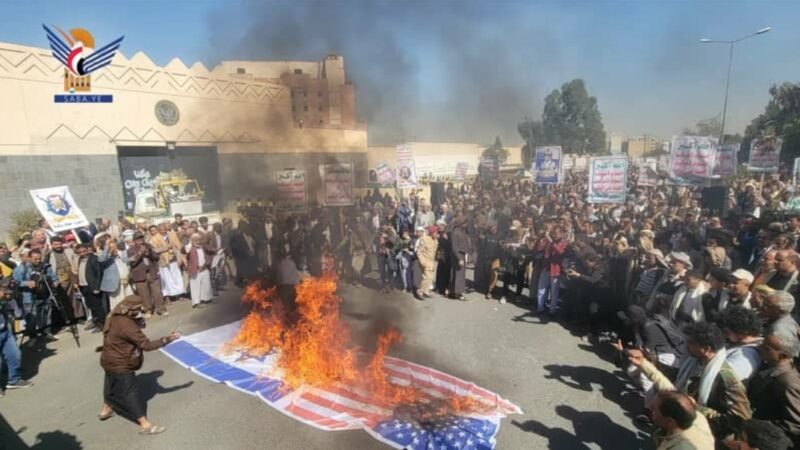 مسيرة جماهيرية حاشدة بالعاصمة صنعاء بذكرى الهروب المذل للمارينز الأمريكي من اليمن