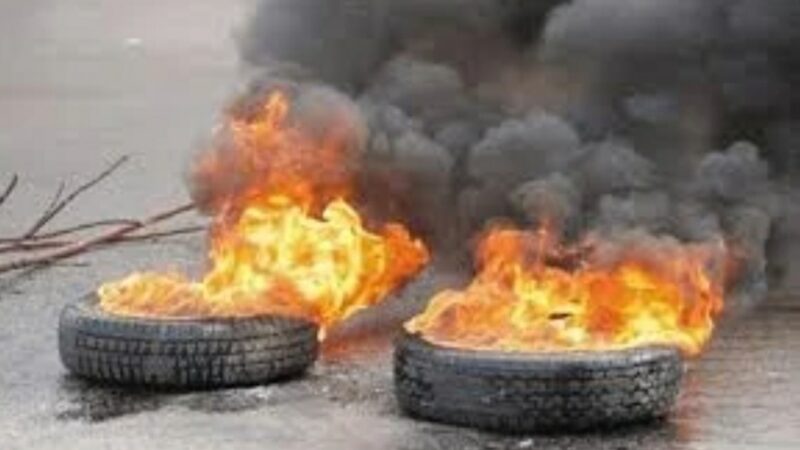 أمانة العاصمة تحذّر من مخاطر إحراق الإطارات