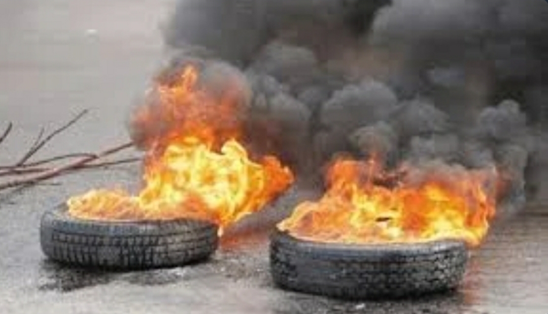 أمانة العاصمة تحذّر من مخاطر إحراق الإطارات