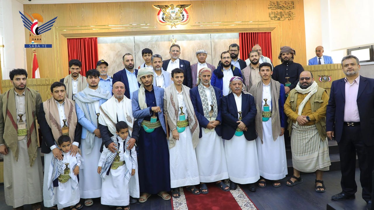 رئيس مجلس النواب يمنح الشهداء القادة الرهوي وأعضاء الحكومة والغماري درع المجلس