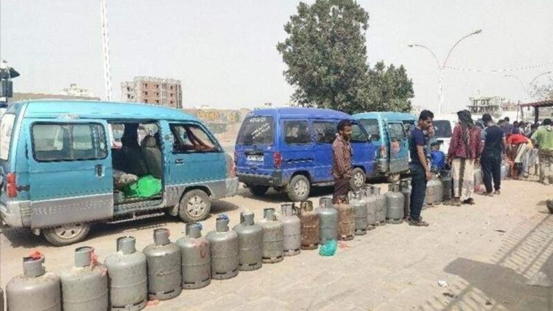 أزمة الغاز تضاعف معاناة سكان عدن خلال ايام عيد الأضحى