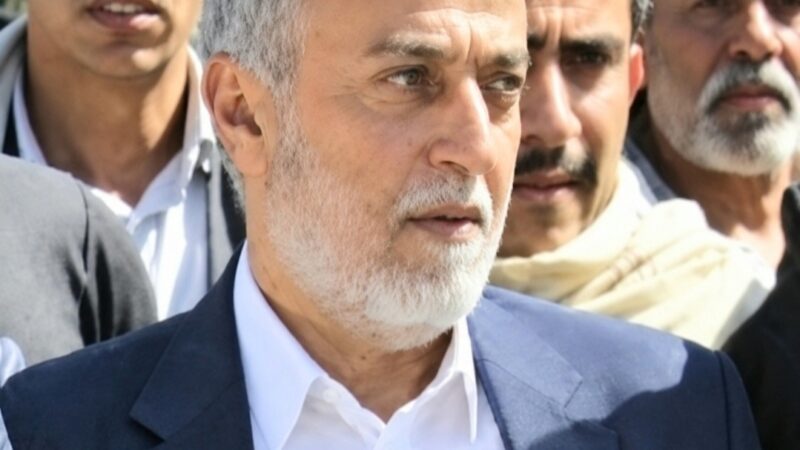 مشايخ ووجهاء تعز : نرفض العدوان السعودي والارتهان للخارج ونواصل جهود تجنيب المدينة ويلات الحرب